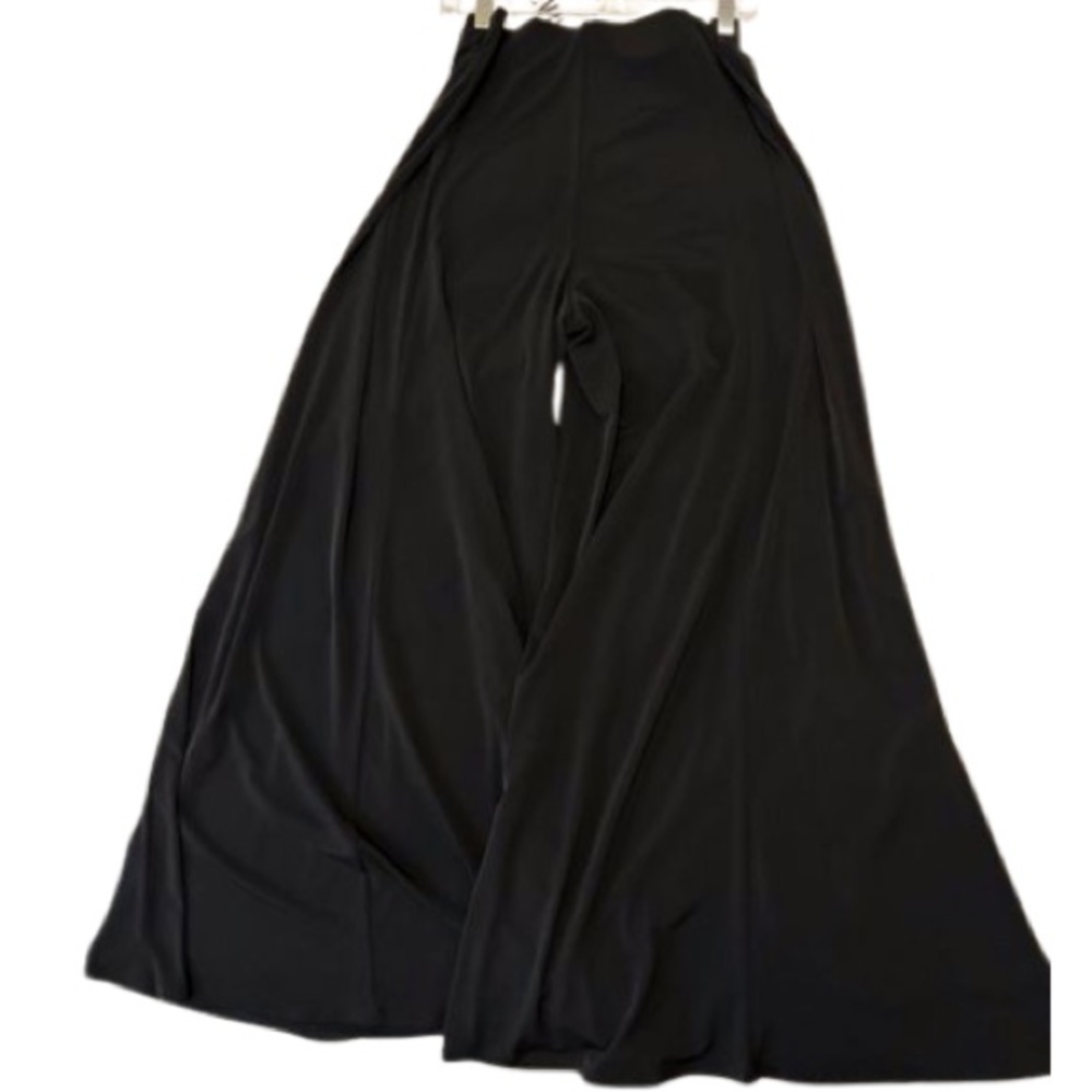 Zara wide leg polyester black pants, high waist with elastic band.Size L.